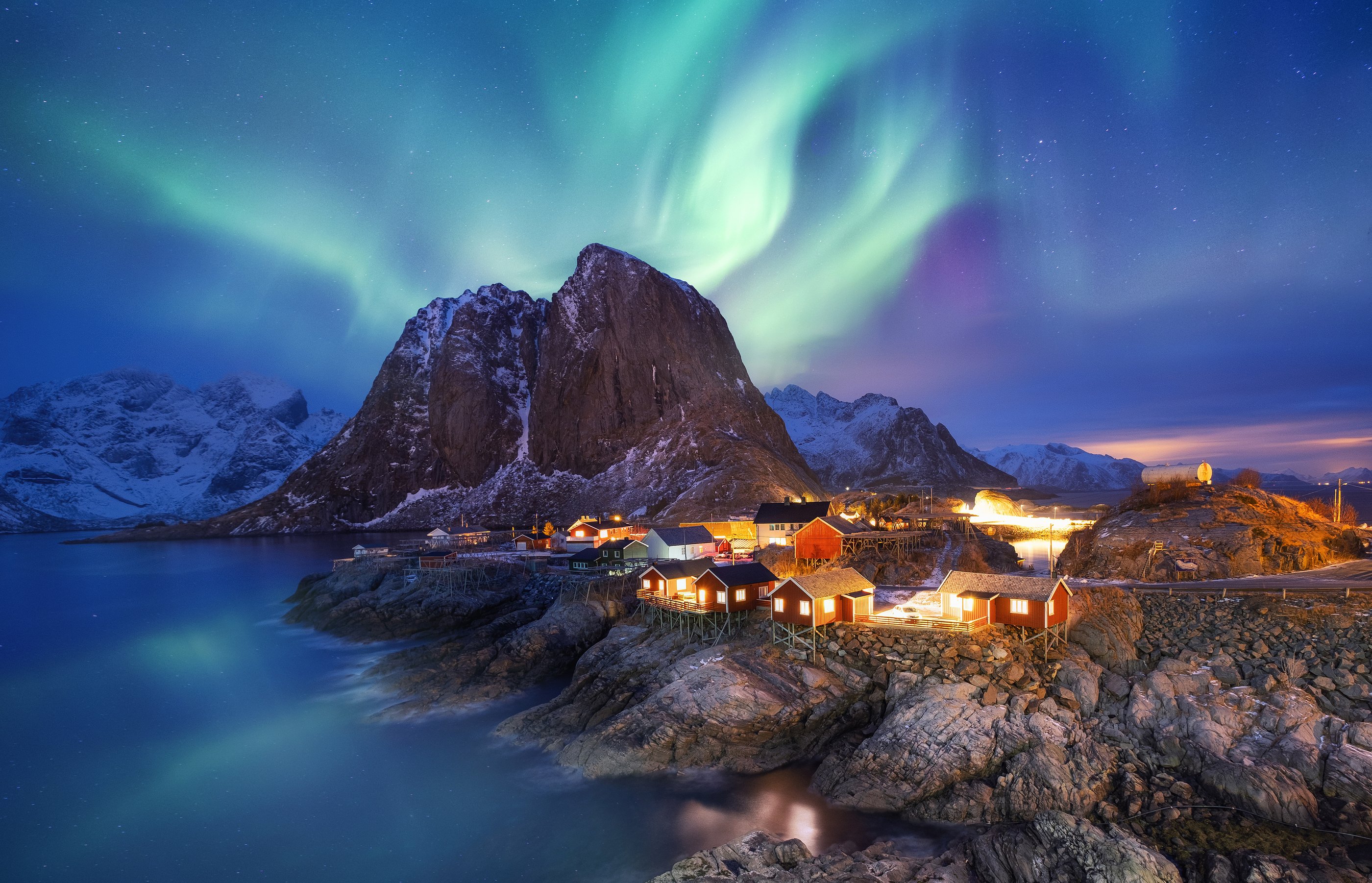 bigstock-Aurora-Borealis-On-The-Lofoten-284897323