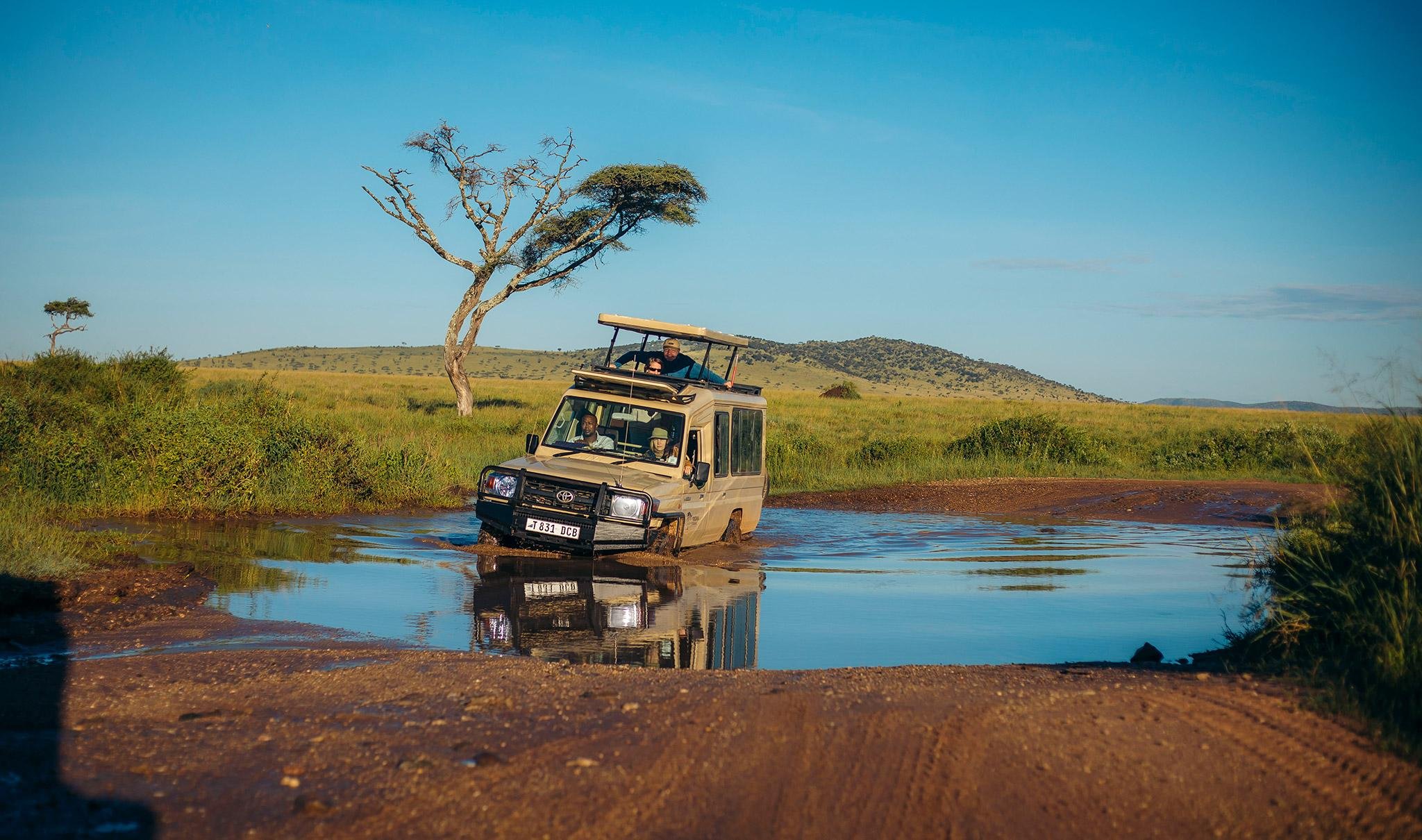 safari-vehicle-rainy-season