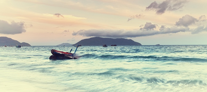 Waves in Con Dao